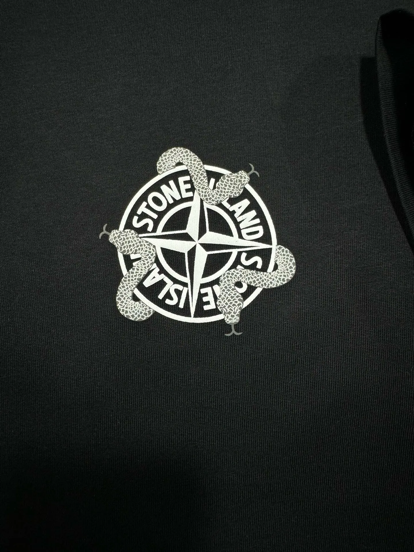 W678#P110💰 2025🆕 Stone lsland/Stone Island New Year of the Snake new logo printed short-sleeved T-shirt ⚠️[Original creation with high control of details] -Made of 260 grams of combed cotton double yarn, soft and comfortable to the touch, sweat-absorbent and breathable. -Simple basic and versatile style, original quality, the first choice for couples. -Made in a large factory, four needles and five threads on the shoulder, neat alignment, high quality workmanship. -Same style for men and women. Very versatile, one piece for everyone, details are clearly visible. Color: Black White Size: M L